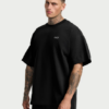 Mann trägt Basic Overzied Shirt in schwarz